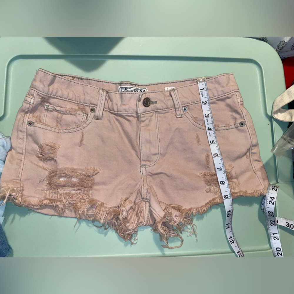 Lucky Brand The Cut Off shorts in a light pink color size 2/26.